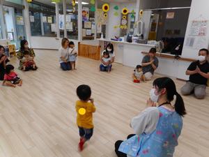 紙芝居を読む前に手遊びをしている様子