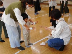 ゲームの中、子どもたち同士でじゃんけんをしている様子