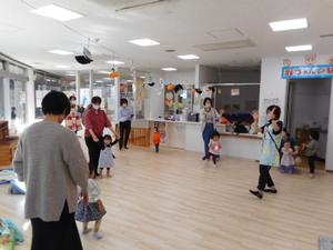 イベント最後のアンパンマン体操を楽しく踊っている様子