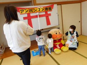 アンパンマン神社にお参りをしている様子