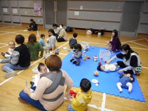 説明会中、子どもたちはおもちゃで遊んで待っている様子