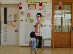 「ふうせん」のペープサートを見ている様子