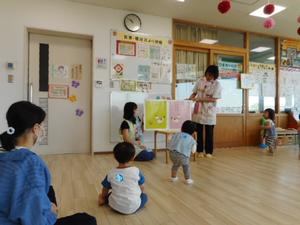 大型絵本を読んでもらってる様子