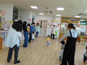 最後にみんなで「アンパンマン体操」を踊る様子
