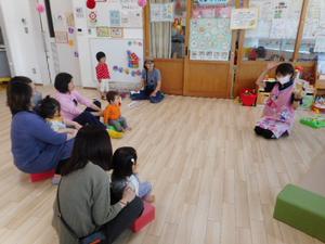 保育士による読み聞かせの様子