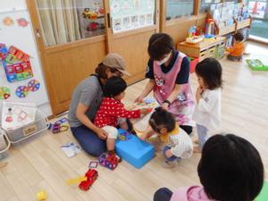 絵本にシールを貼っている様子