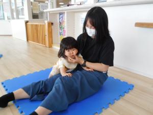 ママにほっぺをむにゅーとされた女の子