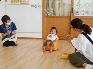 みんなから「おめでとう」の拍手をもらい嬉しそうな女の子