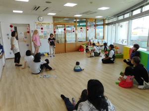 外国の言葉であいさつや歌、踊りを楽しむ様子