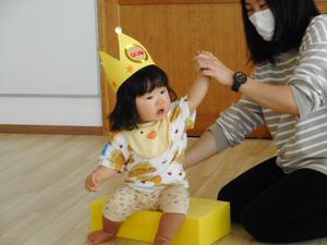 お誕生日の女の子が手を挙げる様子