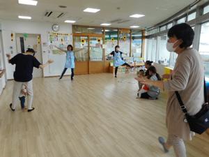 手足を開いてきのこの体操を踊っているところ