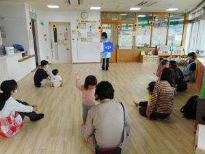 先生が「たまごのあかちゃん」を読んでいる様子