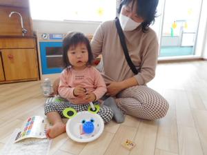 完成した作品と写真撮影する女の子