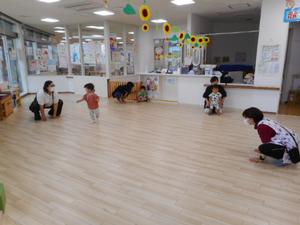 「かえるのみどりちゃん」を踊っている様子