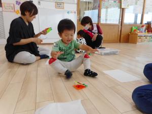 完成したぴょんぴょんガエルを跳ばす男の子の写真