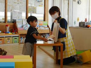 仕掛け絵本をめくってくれる男の子