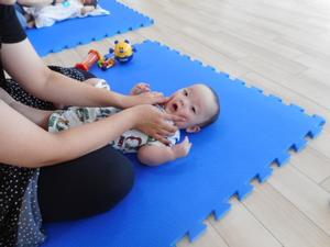 ママにほっぺをツンツンされているカメラ目線の男の子