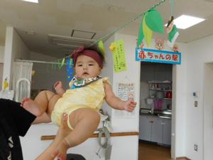 お願い事を書いた短冊と記念写真を撮る女の子