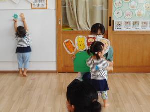 「こぶたぬきつねこ」のペープサートをくいいるように見る女の子