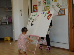パネルシアターのお手伝いをしようとしている女の子