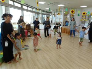 「アンパンマン体操」を踊るみんなの様子