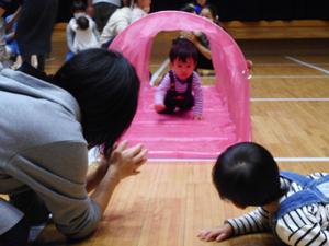 トンネルをくぐる子どもの様子