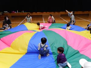 バルーンを楽しむ子どもの様子