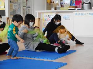 親子でわらべ歌を楽しむ様子