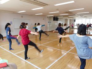ダンスでリフレッシュするママたち