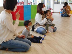 手遊びを楽しむ親子の様子