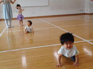 赤ちゃんが遊んでいる様子