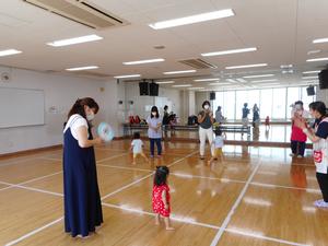 盆踊りをしている様子