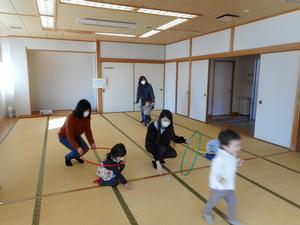 フープ電車に乗って初詣に行く様子