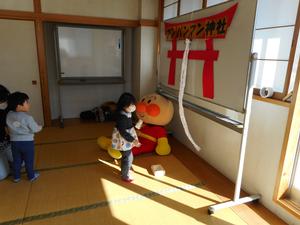 アンパンマン神社にお詣りしている様子