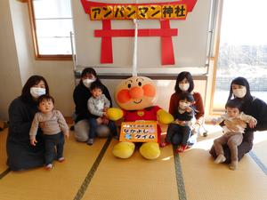 アンパンマン神社でみんなで記念撮影している様子