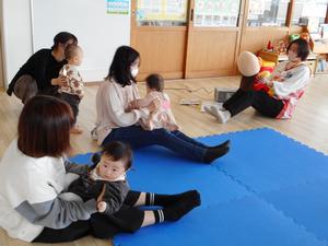 ふれあい遊びを楽しんでいる様子