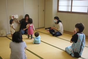 黒ひげ危機一髪で当たったママが読み聞かせしている様子
