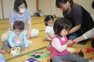 お花紙を使ってお弁当を作る親子の写真