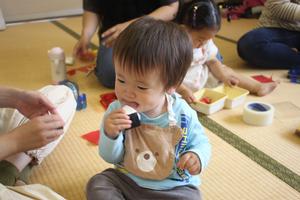 完成したおにぎりを味見する男の子