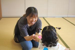 お花摘みゲームでママにお花をプレゼントしている女の子
