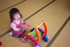 お花摘みゲームでカートにお花を入れる女の子
