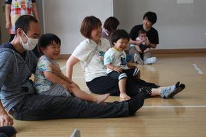 親子で「バスにのって」をやっている様子