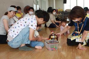 絵本を読むパパを決めるため、黒ひげ危機一髪をやる様子