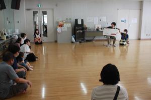 大型絵本の読み聞かせをしてくれるパパの写真
