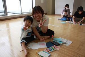 うちわの工作中にママとピースで「はいポーズ！」