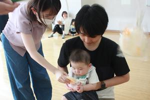 ゲームでおせんべいをゲットする赤ちゃんの写真