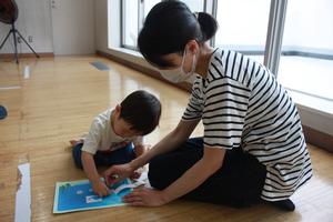 「海と生き物」の制作でシール貼りをする男の子