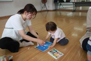 「海と生き物」の制作でシール貼りをする女の子