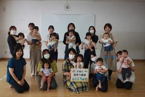 講師の先生と参加者親子の集合写真