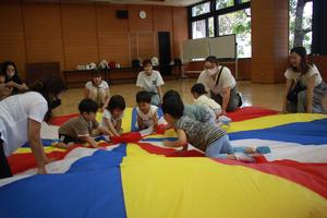 バルーン乗って遊ぶ様子